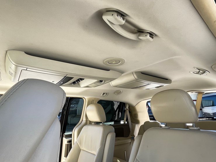 2010-volkswagen-routan-image-100