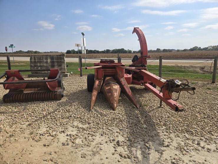 #5869-•-new-idea-pull-type-chopper-w/-2-row-30"-corn-head-image-2