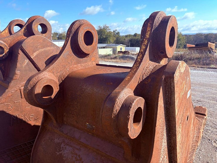 caterpillar-375-image-7