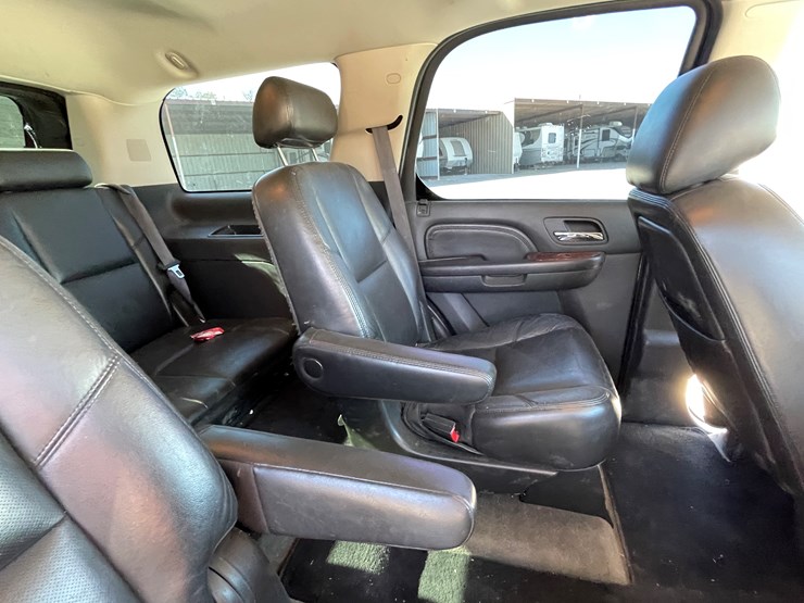 2010-cadillac-escalade-image-90