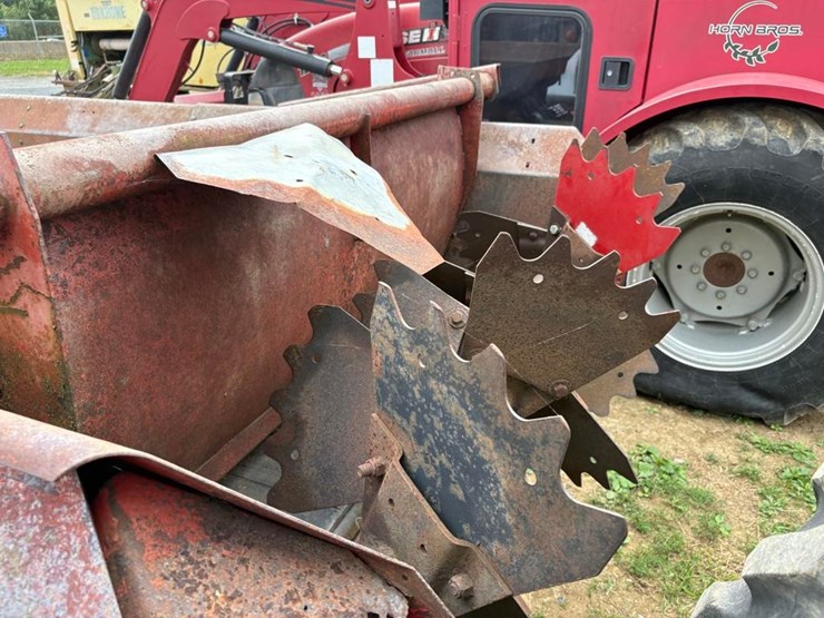 new-holland-165-image-9