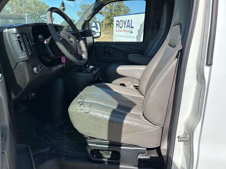 2013-chevrolet-express-3500-passenger-van-image-12