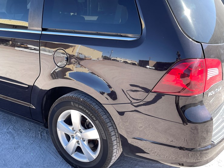 2010-volkswagen-routan-image-41