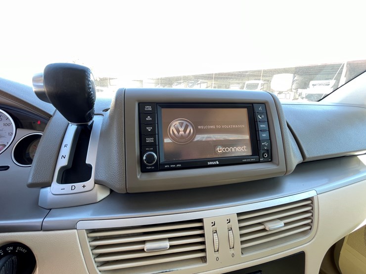 2010-volkswagen-routan-image-63