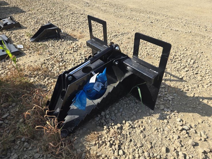 #5891-•-new-skid-steer-spade-grapple-image-1