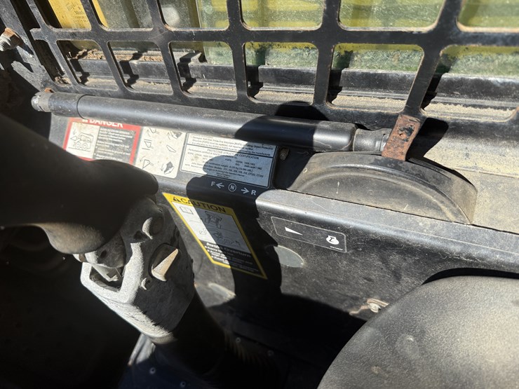 2008-deere-320-image-12