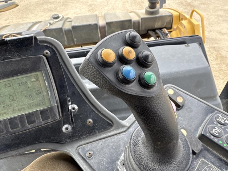 caterpillar-cb64b-image-35