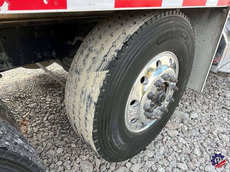 2020-freightliner-122sd-image-15