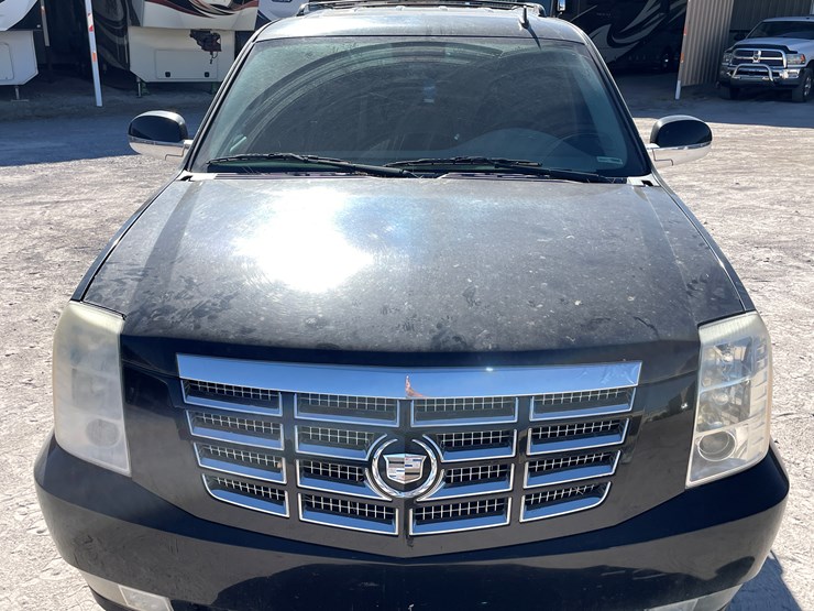 2010-cadillac-escalade-image-21