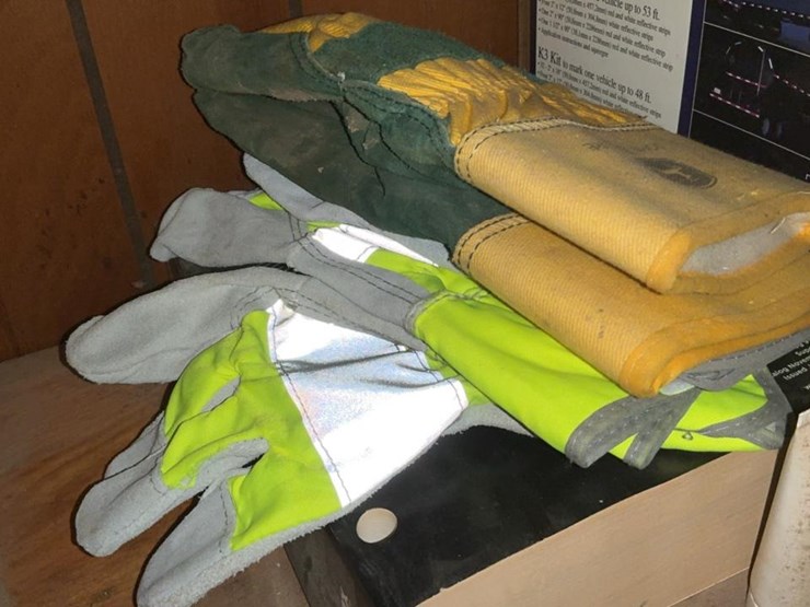 #753-•-grinder-stones,-spider-gauge,-bearings-and-miscellaneous-parts-image-44