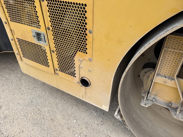 caterpillar-cb64b-image-16