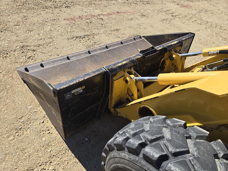 john-deere-325-image-15