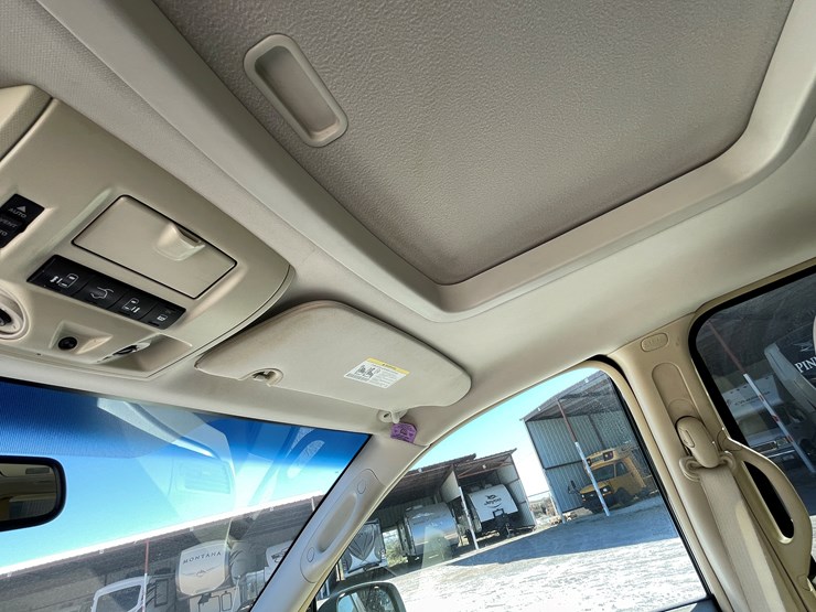 2010-volkswagen-routan-image-71