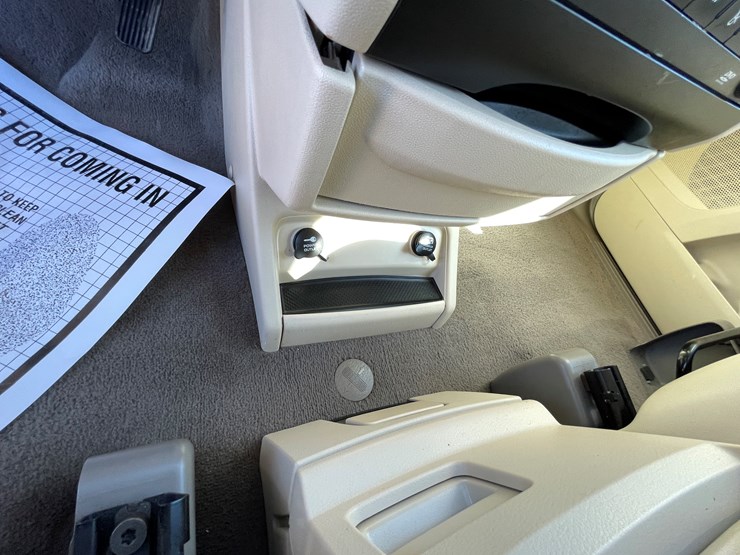 2010-volkswagen-routan-image-65