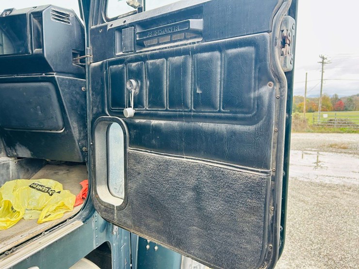 1999-freightliner-tri-axle-dump-truck-image-76