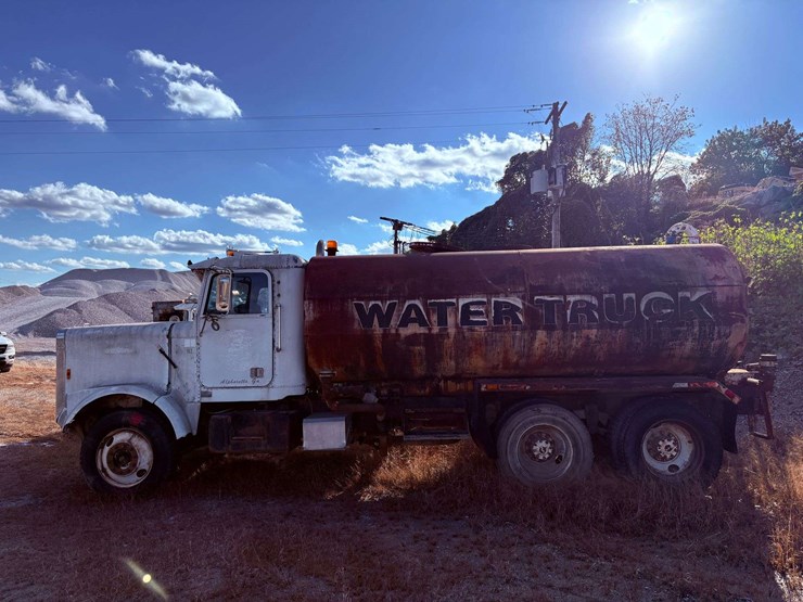 freightliner-t/a-water-truck-image-19