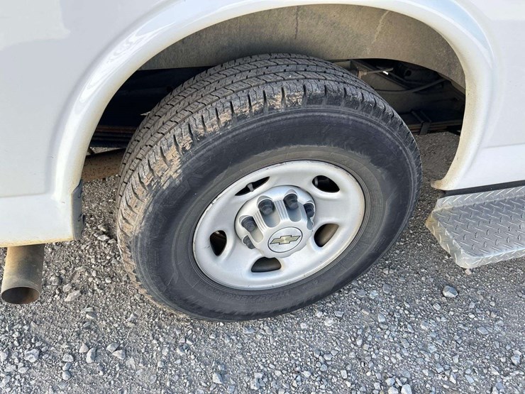 2013-chevrolet-express-3500-passenger-van-image-23