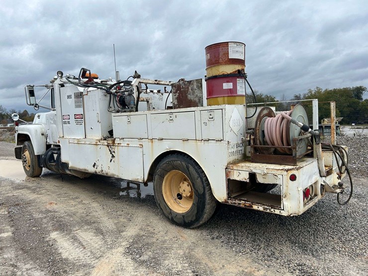 1989-mack-r690t-fuel-&-lube-truck-image-3