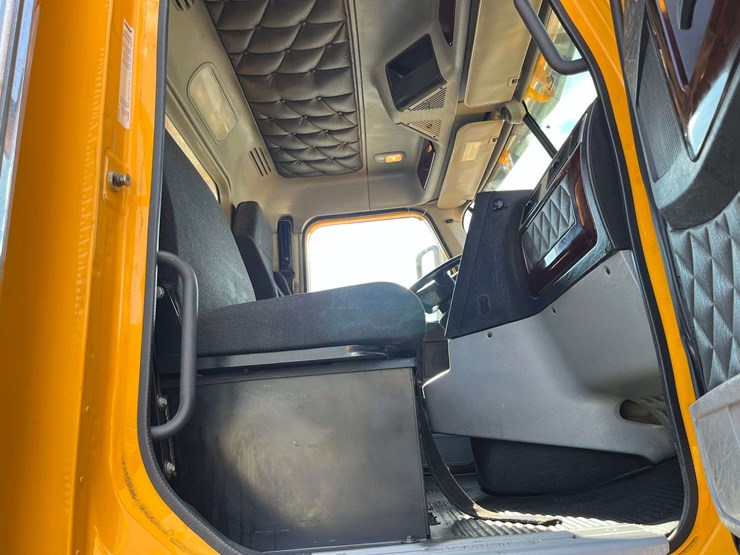 2020-freightliner-122sd-image-56