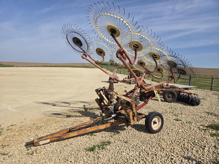 #5835-•-pull-type-10-wheel-v-rake-image-3