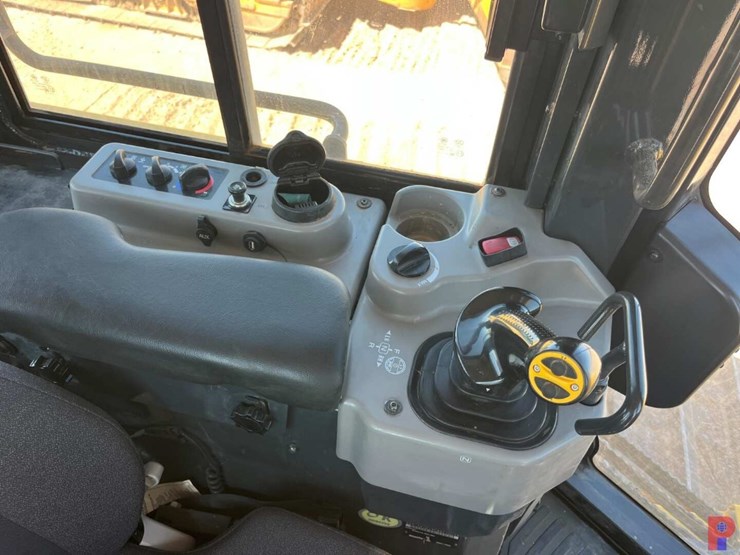 2023-komatsu-d71ex-24-image-13