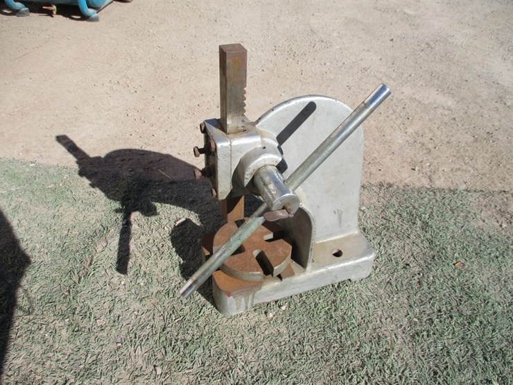 lot-of-manula-shop-press-image-1