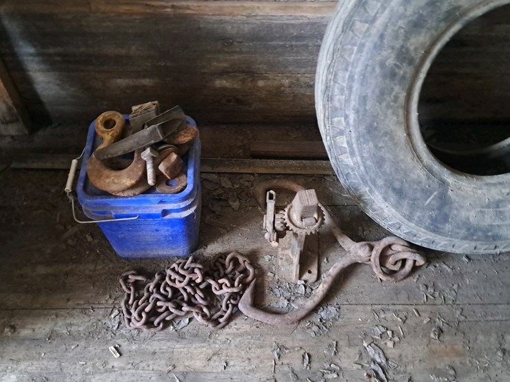 #701-•-53'-semi-trailer-and-contents-image-13