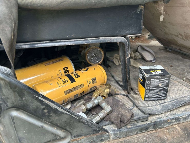 1989-mack-r690t-fuel-&-lube-truck-image-34