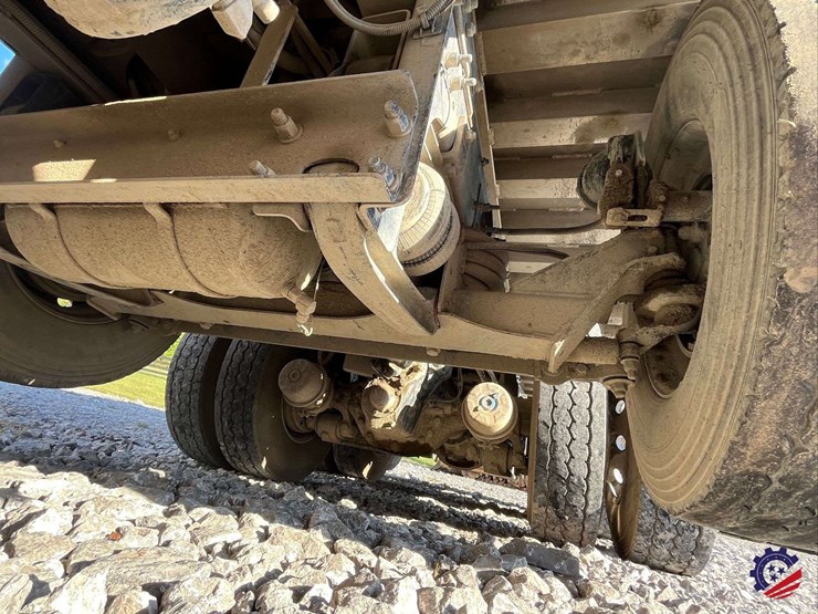 2020-freightliner-122sd-image-33