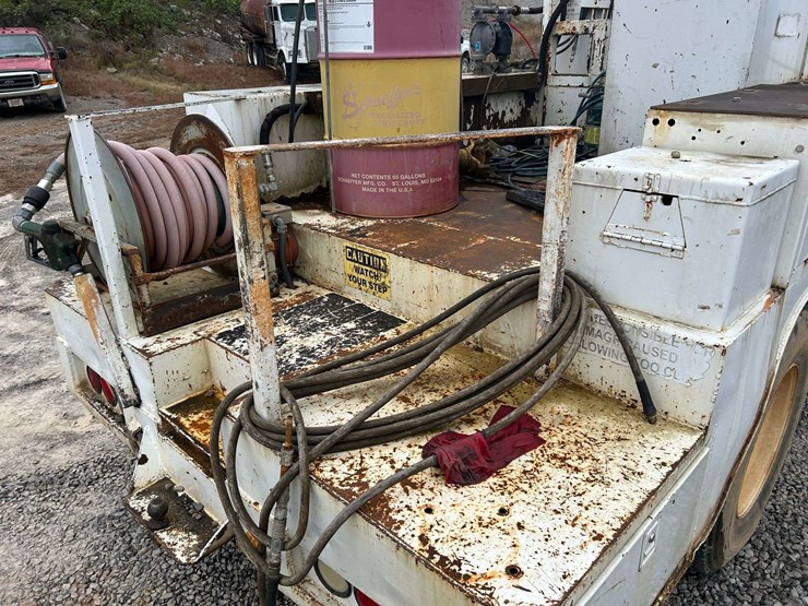 1989-mack-r690t-fuel-&-lube-truck-image-54