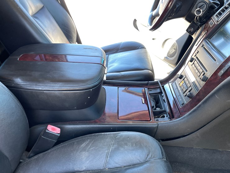 2010-cadillac-escalade-image-78