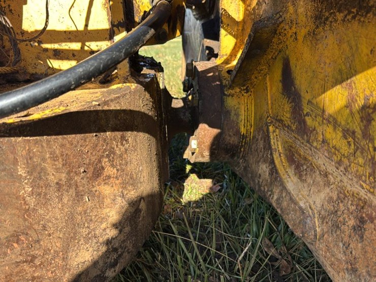 2008-deere-750j-xlt-image-28