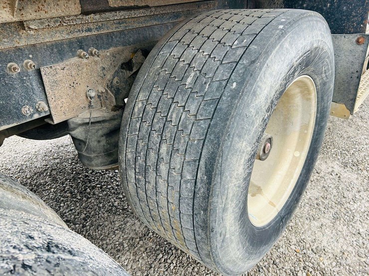 1999-freightliner-tri-axle-dump-truck-image-24