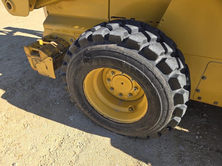 john-deere-325-image-6