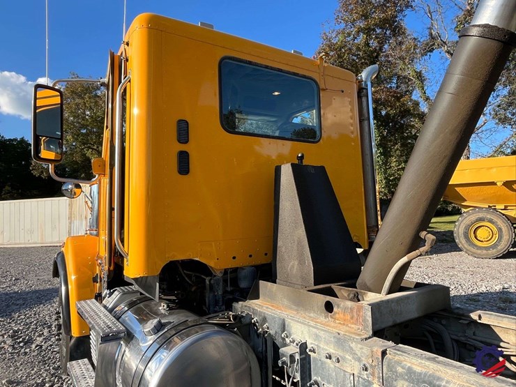 2020-freightliner-122sd-image-73