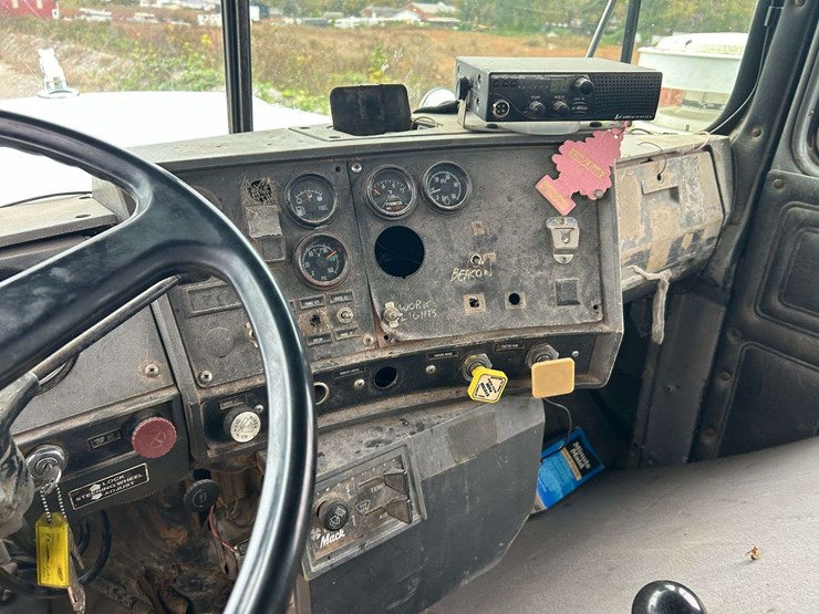 1989-mack-r690t-fuel-&-lube-truck-image-45