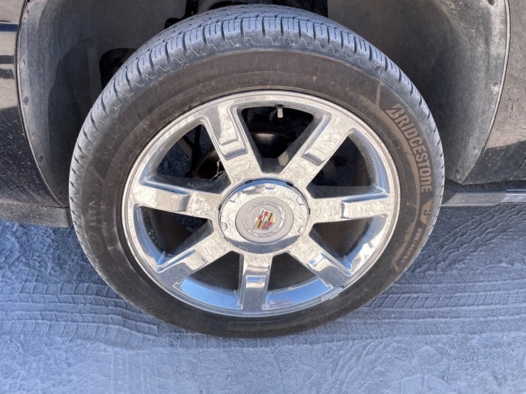 2010-cadillac-escalade-image-11