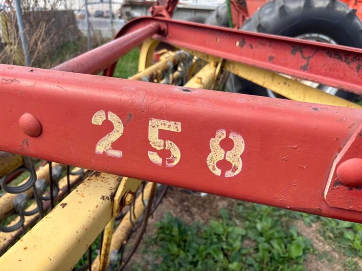 new-holland-258-image-3