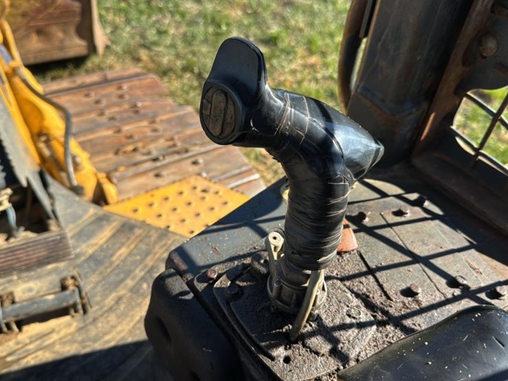 2008-deere-750j-xlt-image-43