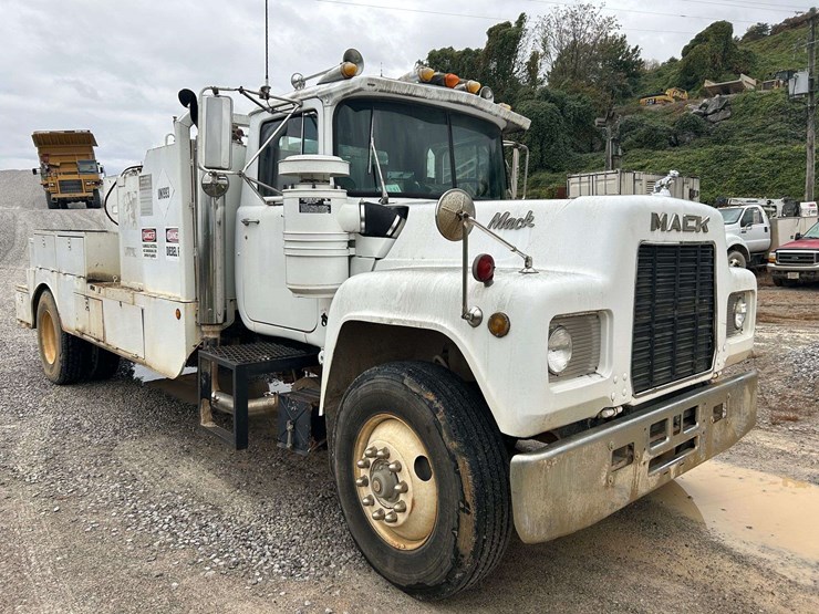 1989-mack-r690t-fuel-&-lube-truck-image-10