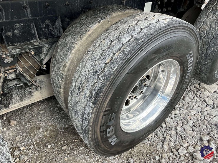 2020-freightliner-122sd-image-10