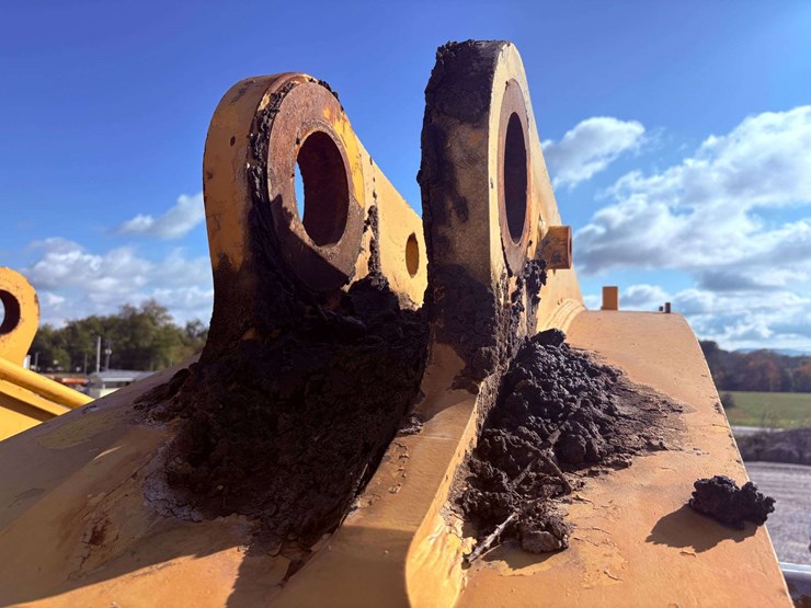 caterpillar-375-image-10