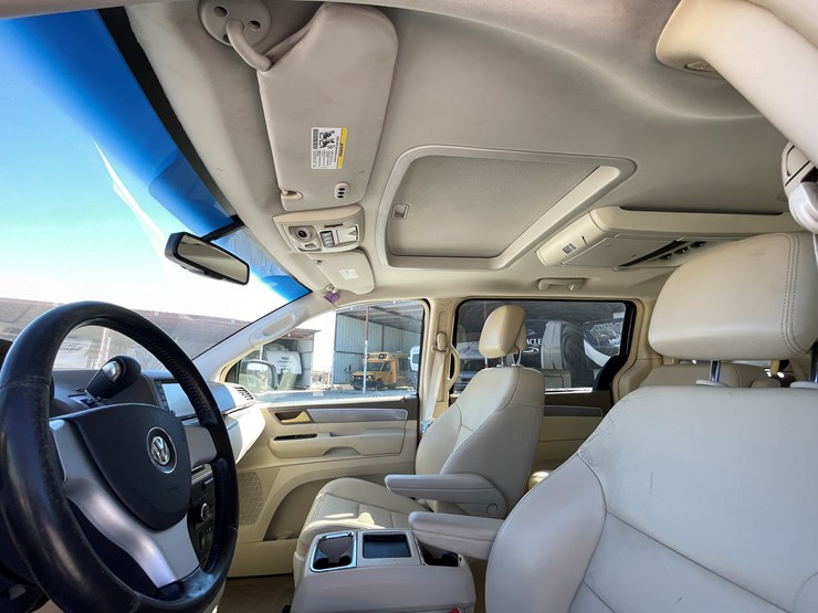 2010-volkswagen-routan-image-55