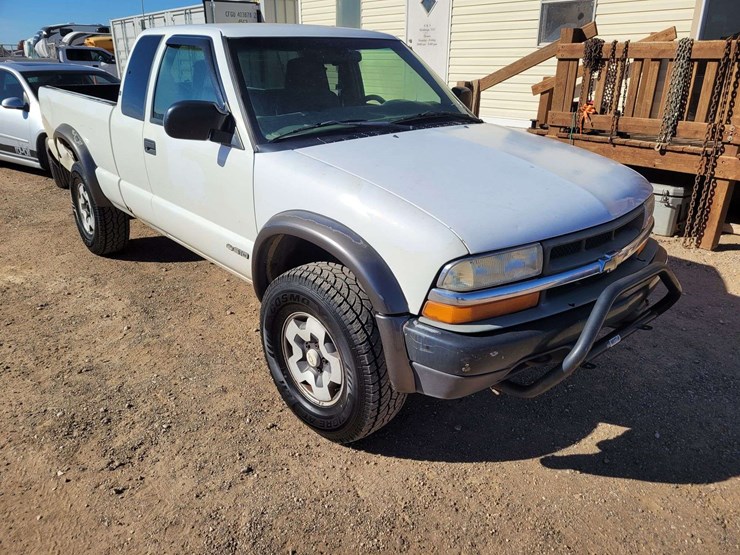 2000-chevrolet-s10-image-2