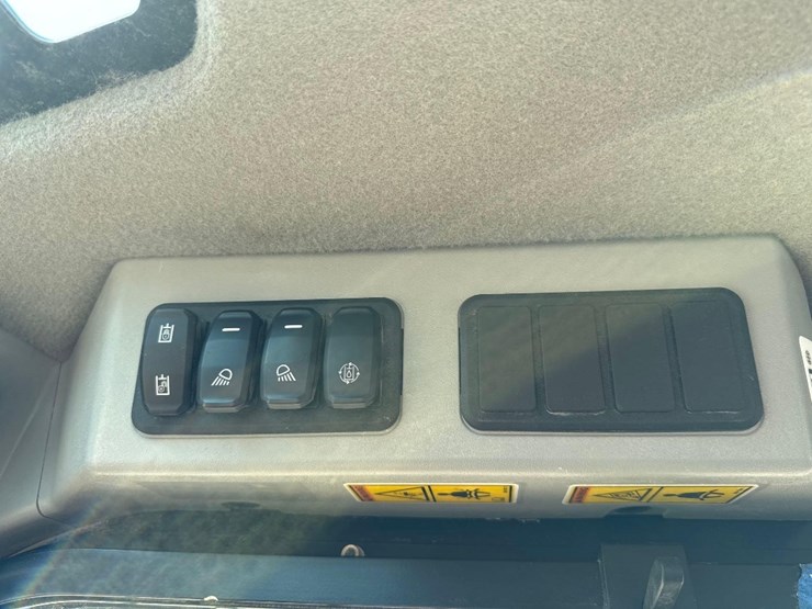 2024-caterpillar-242d3-image-26