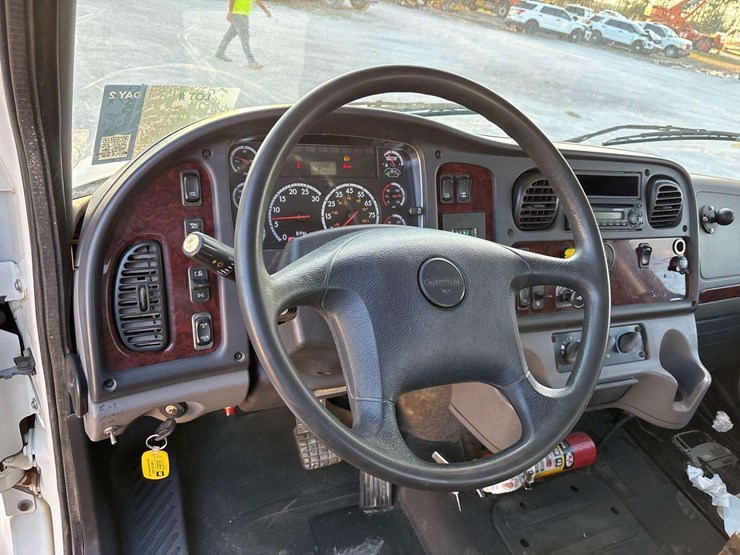 2013-freightliner-m2-106-image-35