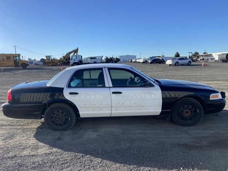 2011-ford-crown-victoria-sedan-image-6