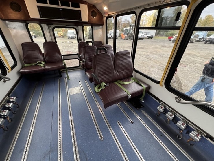 2016-chevrolet-express-paratransit-bus-image-21