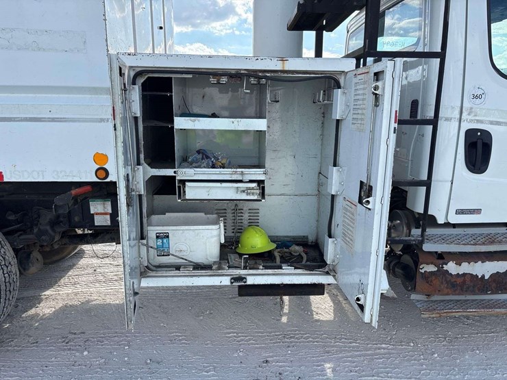 2012-freightliner-m2-106-image-47