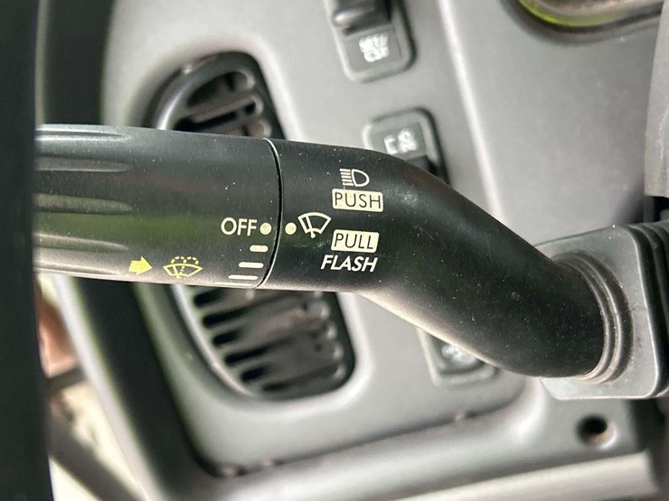 2015-freightliner-m2-106-image-14